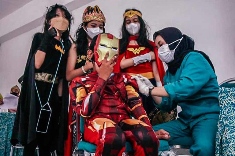 Saat Superhero Beraksi di Kegiatan Vaksinasi Covid-19 Sidoarjo