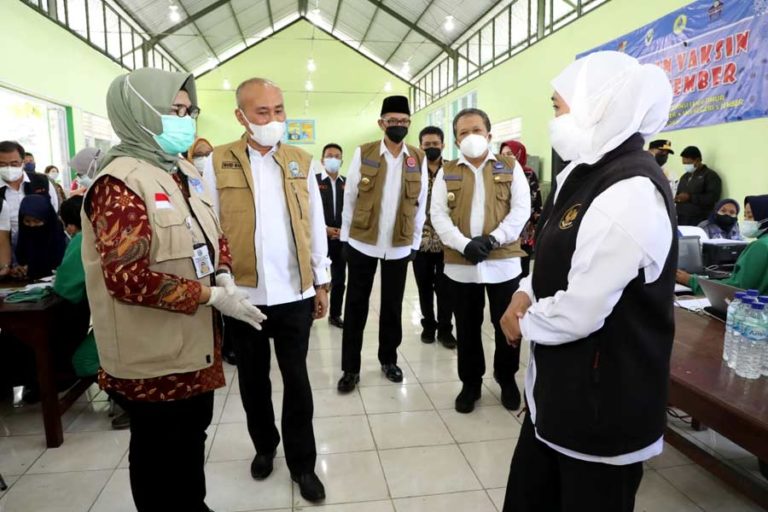 Melebihi Puncak Kasus Harian 2021, Gubernur Khofifah Minta Percepat Vaksinasi