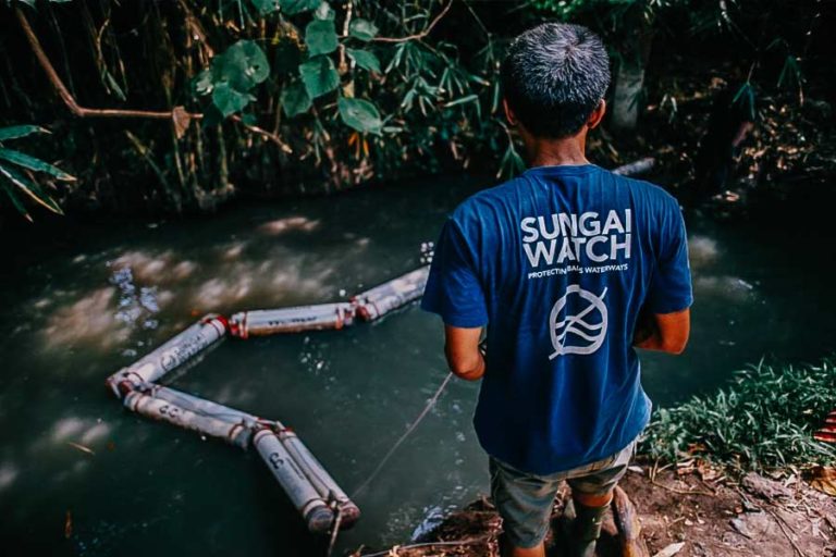 Sampah Plastik Air Minum dalam Kemasan Cemari Sungai di Bali