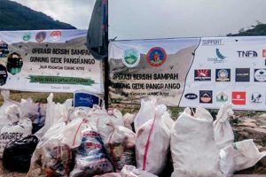 1,5 Ton Sampah Sisa Pendaki Diturunkan dari Gunung Gede-Pangrango