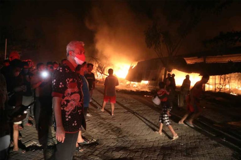 Kebakaran di Tempat Relokasi Pasar Johar, Ganjar Langsung Turun ke Lokasi