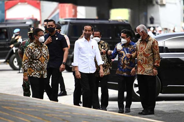 Tinjau Vaksinasi Booster di Sektor Industri, Presiden Harap Produksi Lancar tanpa Gangguan Covid-19