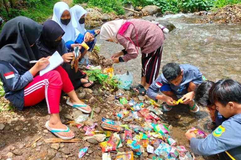 Ekspedisi Awal Sungai Nusantara, Ecoton bersama Polisi Air Teliti Sungai Gogor