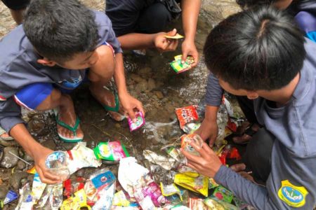 Pasukan Sadar Sampah, Dibantu Penonton dengan ‘Operasi Semut’ di JIS, Edukasi Menjaga Kebersihan