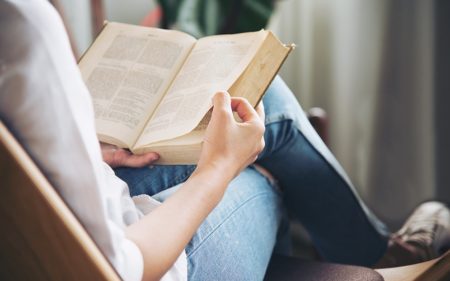 Malas Buka Buku, Yuk Coba Tips Bangun Kebiasaan Membaca Ini