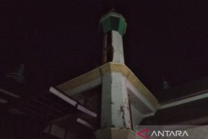 Akibat Gempat Magnitudo 5,2 Menara MTQ Kendari Retak