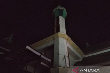 Akibat Gempat Magnitudo 5,2 Menara MTQ Kendari Retak
