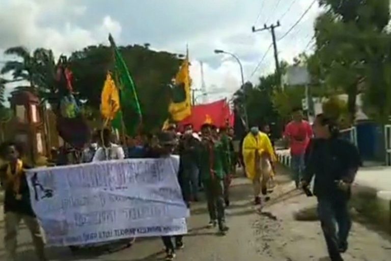 Tolak Penundaan Pemilu 2024, Ratusan Mahasiswa Demo di Bundaran Simpang Lima Mamuju