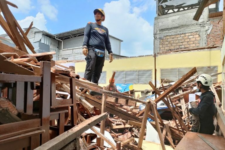 Akibat Lama Tak Digunakan Dua Ruang Kelas SD Ciheulet Ambruk