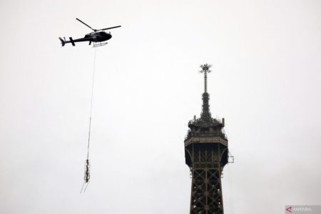 Bertambah Tinggi 6 Meter, Menara Eiffel Pasang Antena Audio Digital