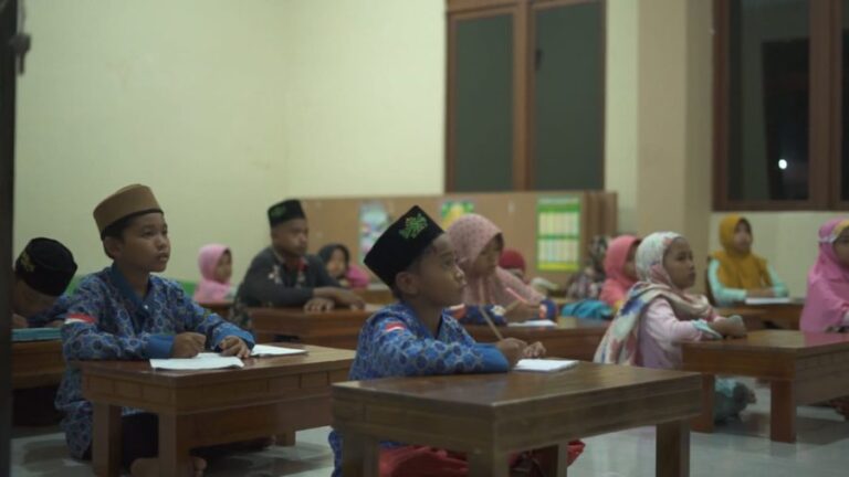 Nyalakan Listrik Sebanyak 526 Rumah di 2 Desa Ketapang, PLN Kalbar Investasi Hingga Rp. 4,2 Milyar