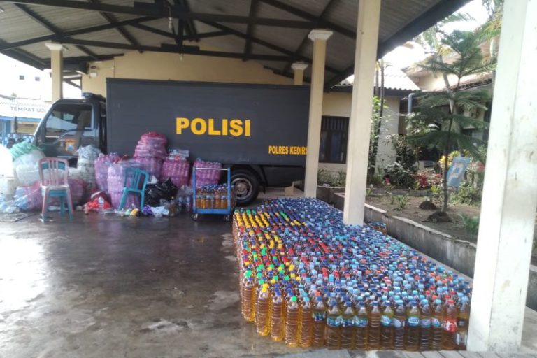 Serentak, Polres Kediri Gelar Vaksinasi Covid-19 Sekaligus Pasar Murah Minyak Goreng dan Salurkan BLT