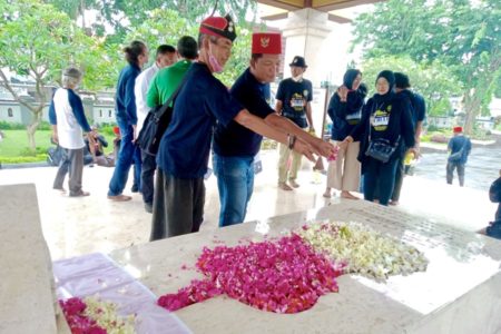 Peringati Hari Musik Nasional, Seniman Surabaya Ziarah Makam WR Supratman