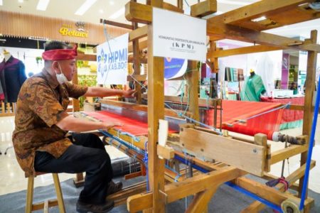 Sempat Masuki Pasar Asia, Perajin Sarung Majalaya Diminta Lakukan Inovasi Agar Bisa Kembali Mendunia