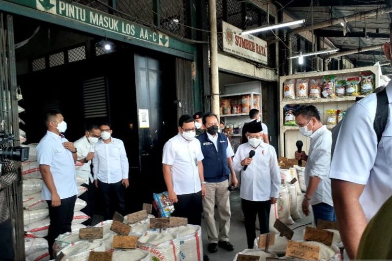 Wapres Beli Beras Merah di Pasar Cipinang Sembari Mengecek Ketersediaan Beras Jelang Ramadan