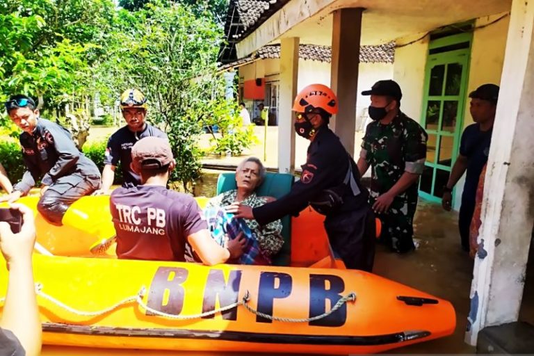 4 Kecamatan di Lumajang Diterjang Banjir, BPBD Berhasil Evakuasi Dua Lansia yang Terjebak di Dalam Rumah