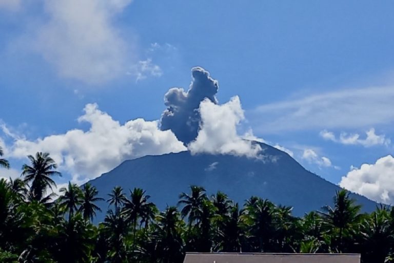 Gunung Semeru Erupsi Lagi, Guguran Awan Panas dan Abu Hujani 9 Desa di Lumajang