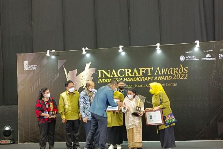 Kain Tenun Sidan Kapuas Hulu, Juara I Inacraft Award 2022 yang Ramah Lingkungan