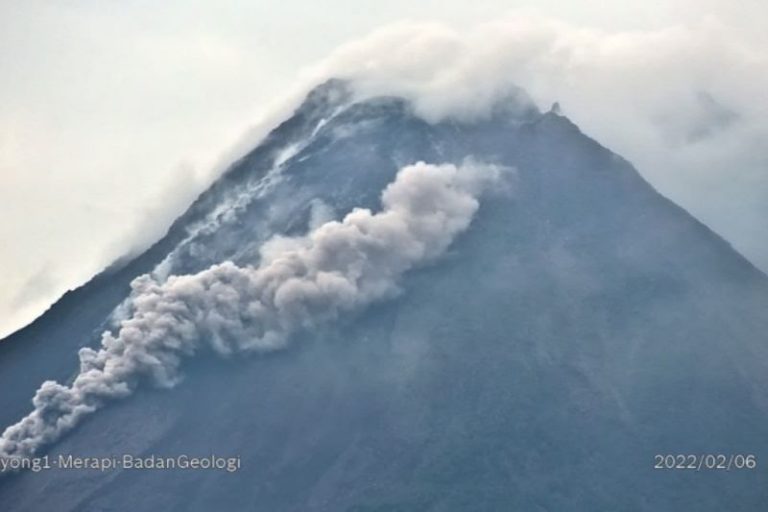 Guguran Awan Panas Sejauh 2 Kilometer Terjadi Akibat Erupsi Gunung Merapi