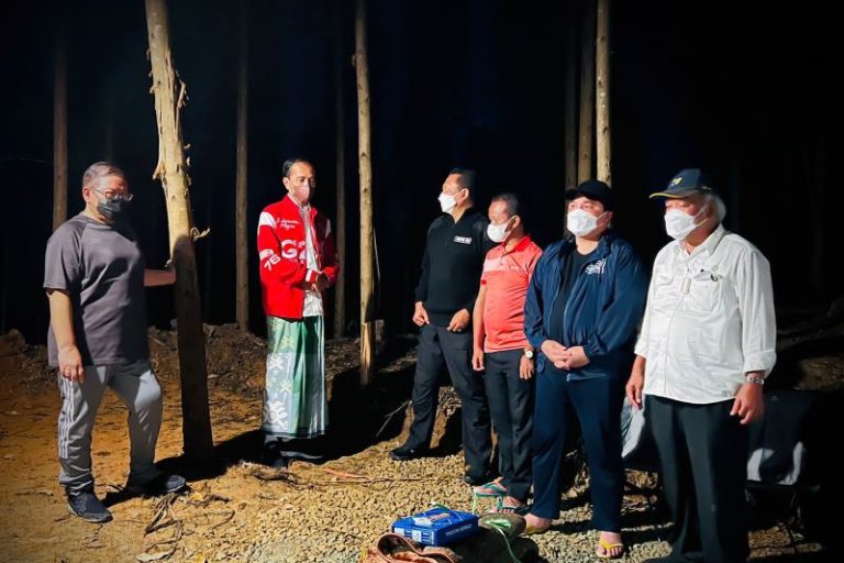 Nikmati Malam Kemah di IKN, Presiden Berbincang dengan Para Menteri di Depan Tenda