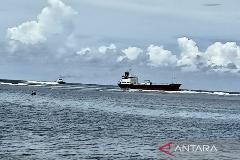 15 Orang Kru Kapal Edricko 3 Masih Menunggu Evakuasi Setelah 5 Hari Kandas