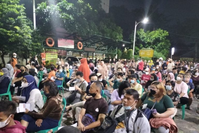 Polsek Tambora Gelar Vaksinasi Malam dengan Hadiah Minyak Goreng