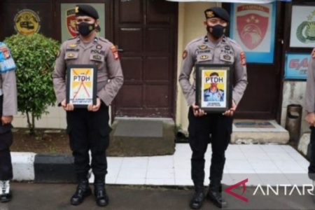 Bolos Kerja 30 Hari Berturut-Turut, Dua Anggota Polisi di Makassar Diberhentikan Tidak Hormat