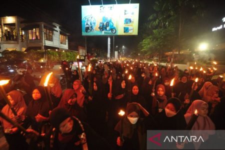 Tradisi Pawai Obor Sambut Ramadan Diikuti Ribuan Umat Muslim di Palu