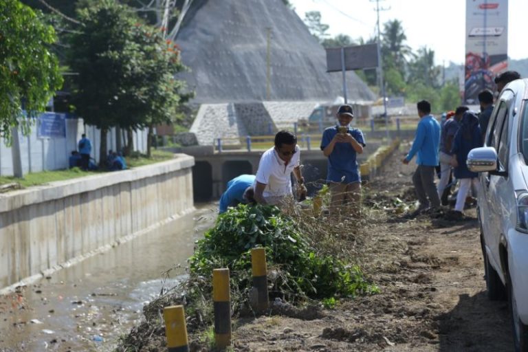 Ribuan ASN Lombok Tengah Gotong Royong Bersihkan Sampah di Kawasan Mandalika