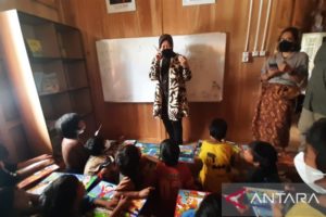 Sambangi Komunitas Adat Terpencil di Jambi, Mensos Sempatkan Mengajar Anak-Anak SAD