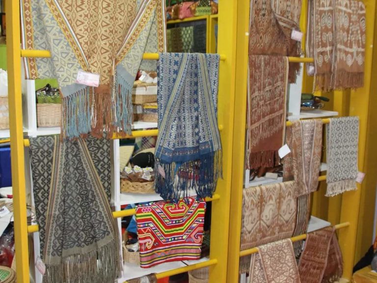 Kain Tenun Sidan Khas Kapuas Hulu Kalbar Masuk Nominasi Inacraft Award 2022