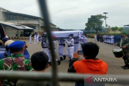 Korban KKB Jenazah Danton Ban Kipan Anggota TNI Tiba di Sulawesi Tenggara