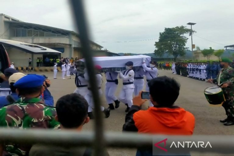Korban KKB Jenazah Danton Ban Kipan Anggota TNI Tiba di Sulawesi Tenggara