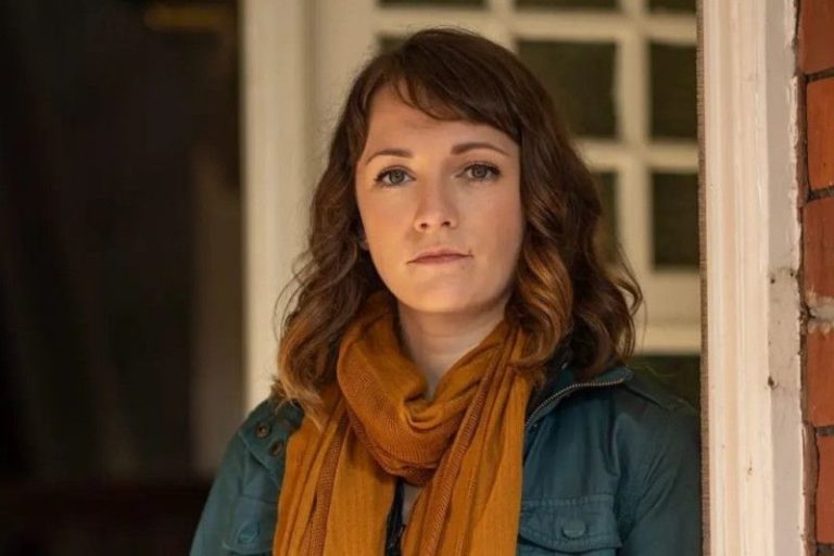 Jadi Lawan Main Penn Badgley, Charlotte Ritchie Jadi Pemeran Utama dalam Serial ‘You’