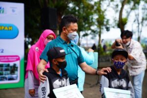 Terima Penghargaan Kategori Nasabah Cilik Bank Sampah, Si Kembar Faris-Daris Rajin Setor Sampah ke Bank Sampah