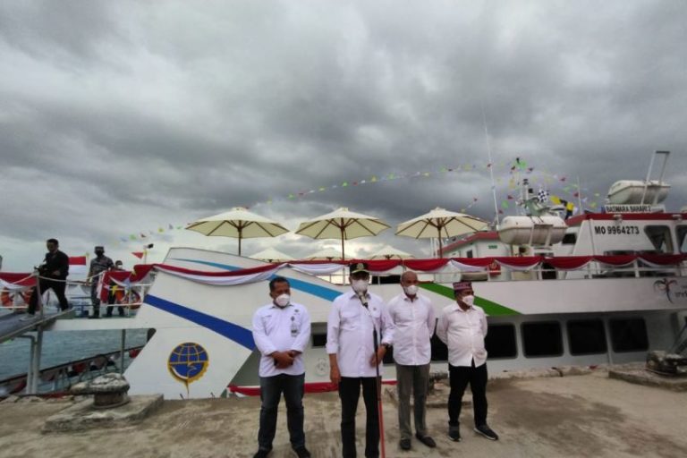 Pemerintah Pusat Hibah Kapal Wisata Bottom Glass, Gubernur NTT: Semakin Meningkatkan Kesejahteraan Masyarakat