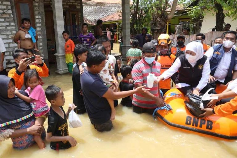 Gubernur Khofifah Kerahkan Semua Sumber Daya Agar Banjir Pamekasan Segera Surut