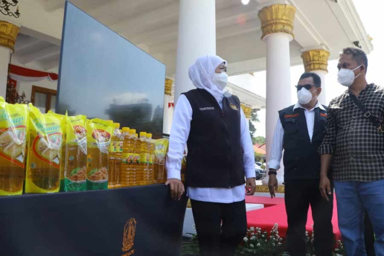Pemprov Jatim Kirimkan 2,7 Juta Liter Minyak Goreng ke Pasar Tradisional