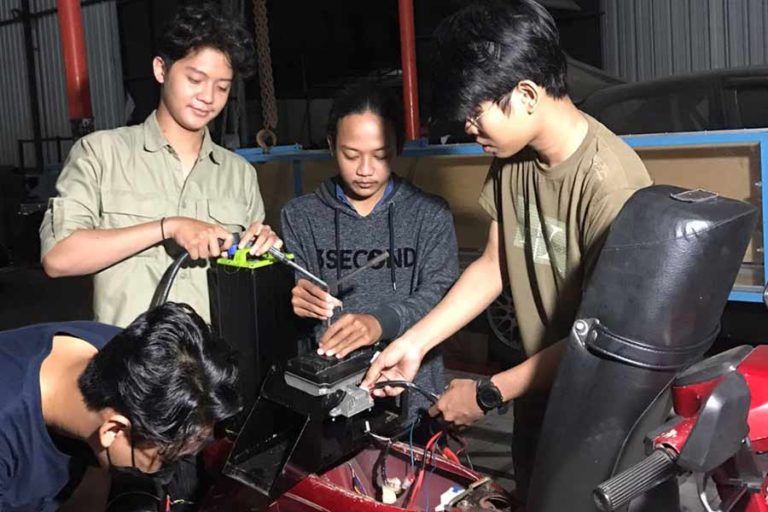 Mahasiswa Unair ini Sulap Vespa Klasik jadi Bertenaga Listrik