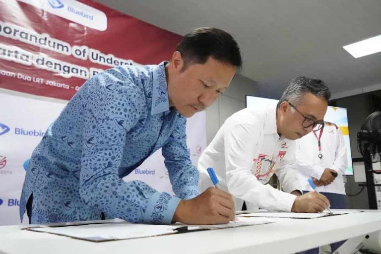 Kolaborasi LRT Jakarta dan Blue Bird, Siap Permudah Akses Layanan Teknologi Digital