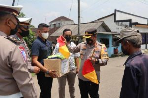 Polres Blitar Kota Berikan Bantuan untuk Penjaga Perlintasan KA Tanpa Palang Pintu