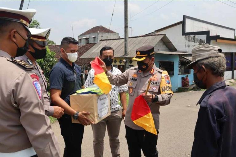 Polres Blitar Kota Berikan Bantuan untuk Penjaga Perlintasan KA Tanpa Palang Pintu