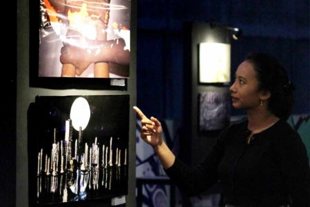 Mahasiswa Unitomo Presentasikan Perkembangan Fotografi lewat Pameran Fotografi AKAR