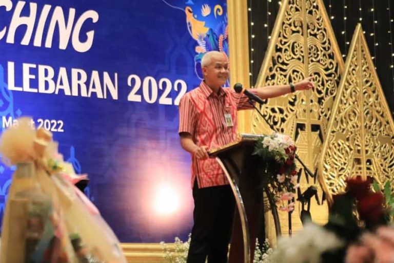 Ganjar Ajak Pejabat Bagikan Parsel ke Buruh dan Penjaga Toilet