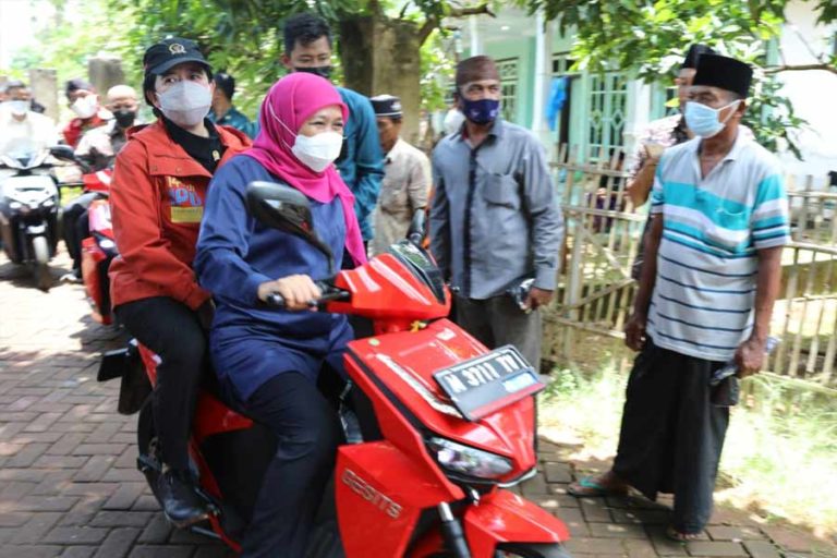 Gubernur Khofifah Bonceng Ketua DPR RI Naik Motor Keliling Pulau Oksigen Terbaik Dunia