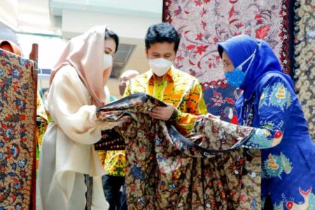 Tinjau Batik Bordir dan Aksesoris Fair 2022, Emil Dardak Puji Langkah Kolaboratif yang Suguhkan Inovasi