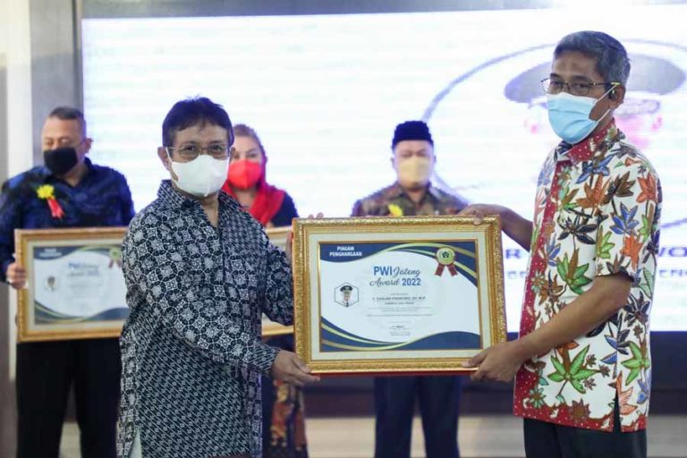 Rutin Gelar Uji Kompetensi, Ganjar Raih PWI Jateng Award 2022