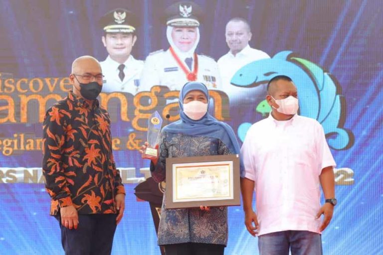 Gubernur Khofifah Terima Dua Penghargaan dalam Ajang PWI Jatim Award 2022