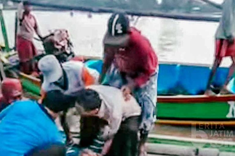 Warga Gresik Tersambar Petir di Atas Perahu Penyeberangan Bengawan Solo