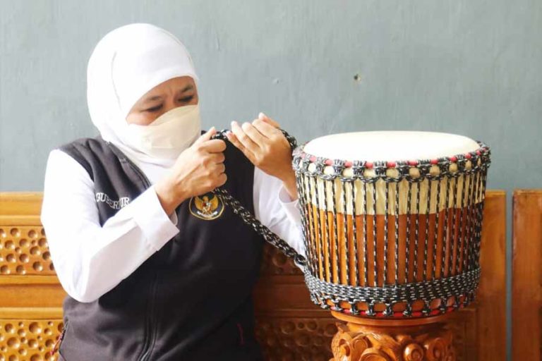 Gubernur Khofifah Dukung IKM Kendang Djimbe Blitar sebagai Desa Devisa